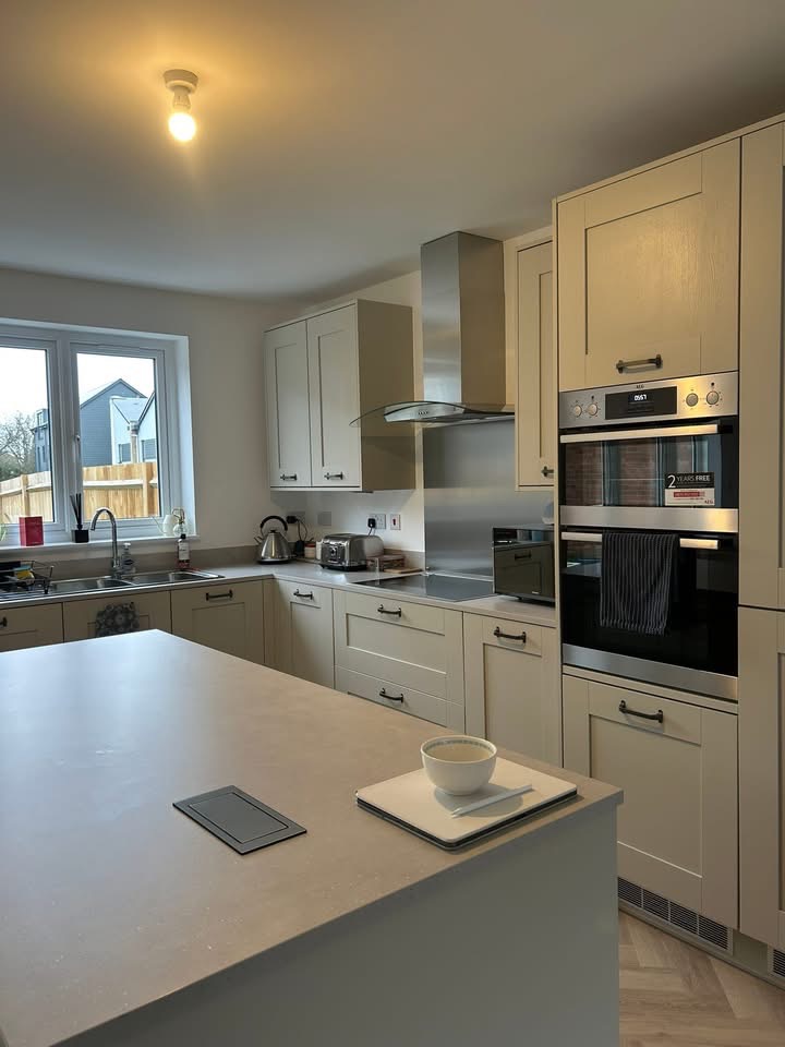 Residential kitchen cleaned — AskMiro London